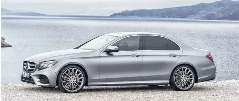  ?? Fotos: Mercedes-Benz ?? Ein Bild von einer Limousine: die Mercedes-Benz E-Klasse. Unter der Motorhaube des E 220d arbeitet ein neuer Spardiesel.