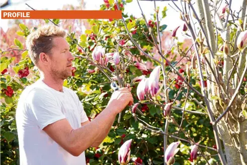  ?? PHOTOS: ANDY ROGERS ?? NEW WAVE: Flower grower and sustainabi­lity activist Joost Bakker is one of the presenters at Secret Gardens of the Dandenong Ranges on October 17-20 and 24-27. PROFILE