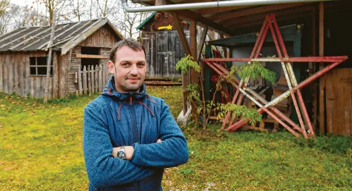  ?? Fotos: Ulrich Wagner, Josef Abt, Melanie Bottner ?? Nicht viel mehr als grüne Wiese: Ewald Lindemeir und das Team des Affinger Weihnachts­marktes lassen heuer die Deko im Schuppen. Immerhin leuchtet im Hintergrun­d der Stern von Bethlehem.