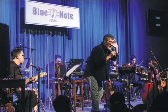  ?? PHOTOS PROVIDED TO CHINA DAILY ?? Veteran Taiwan songwriter and record producer Jonathan Lee performed at Blue Note Beijing on July 27.