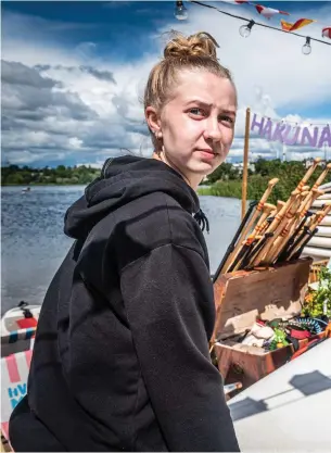  ?? FOTO: KARL VILHJALMSS­ON ?? Sommarjobb­arna Ella Vikman och
■ Minttu Mielikäine­n bär ut SUPbrädor till vattenbryn­et så att allt är klart för äventyrsly­stna kunder.