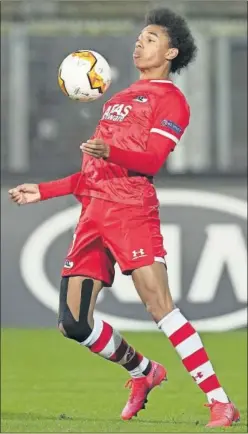  ??  ?? Calvin Stengs, en un partido de esta temporada con el AZ Alkmaar.