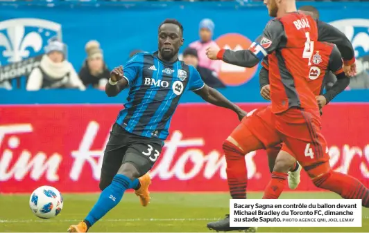  ?? PHOTO AGENCE QMI, JOEL LEMAY ?? Bacary Sagna en contrôle du ballon devant Michael Bradley du Toronto FC, dimanche au stade Saputo.