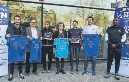  ?? FOTO: GERARD FRANCO ?? edreams Mitja Marató de Barcelona. La etíope Roza Dereje Bekele, tercera por la izquierda, intentará batir el récord del mundo