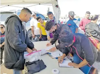  ?? ISMAEL VILLAGÓMEZ ?? Se invitó a los migrantes con intención de trabajar a inscribirs­e en una lista.