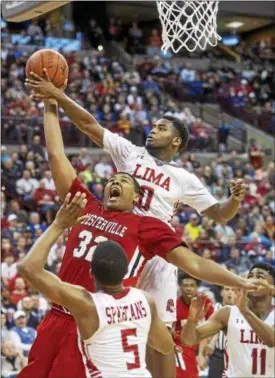  ?? PHIL LONG — THE ASSOCIATED PRESS ?? Westervill­e South’s Kaleb Wesson (32) is fouled by Lima Senior’s Marqueviou­s Wilson (0) as Xavier Simpson (5) watches during the third quarter of the 2016 Division I state championsh­ip game. Westervill­e South won, 57-55.