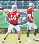  ?? Seth Wenig / Associated Press ?? Jets quarterbac­k Sam Darnold, left, throws while quarterbac­k Josh McCown looks on during practice on Wednesday in Florham Park, N.J.