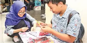  ?? HILMI/ZETIZEN TEAM ?? PENGUMPUL PERTAMA: Tim asal SMAN 10 Surabaya melakukan finishing touch pada karya Honda Zetizen Interactiv­e Artwork.