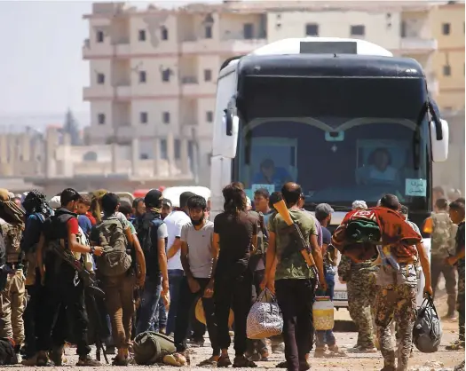  ?? PHOTO AFP ?? Les combattant­s et les civils ont été évacués à bord de 15 d’autobus qui devaient les conduire dans la province d’Idleb.