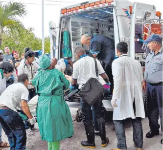  ?? EFE ?? Los habitantes de la región fueron los primeros en llegar a auxiliar a las víctimas del accidente.