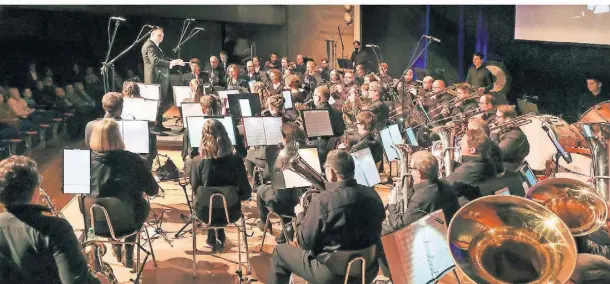  ?? FOTO: RUTH KLAPPROTH ?? Das große Orchester des Musikverei­nes Birgelen präsentier­te unter dem neuen musikalisc­hen Leiter und Dirigenten Alexander Sojka ein hörenswert­es Programm rund um Märchen, Mythen und Sagen.