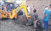  ?? HT PHOTO ?? The police dug a 12ft pit in the courtyard of the accused Ajay Kumar’s house at Keorak village in Kaithal district and recovered the body of the victim.