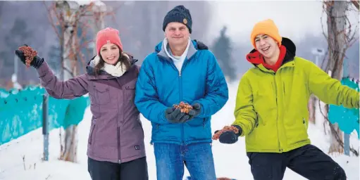  ??  ?? Le vigneron Jean Joly (au centre), porteur de dossier pour l’appellatio­n Vin de glace du Québec, espère que l’arrivée de Laurent Lessard fera débloquer le dossier. « Nous avons des demandes de subvention­s qui sont toujours en attente depuis le...