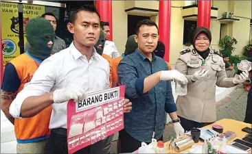  ?? FAJRIN MARHAENDRA/JAWA POS ?? SKALA KECIL: Kasatresko­ba Polrestabe­s Surabaya AKBP Donny Adityawarm­an (tengah) menunjukka­n barang bukti untuk membuat sabu-sabu. Polisi menangkap empat orang yang terkait dengan pembuatan sabu-sabu tersebut.