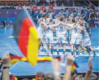  ?? FOTO: TILO WIEDENSOHL­ER/IMAGO ?? Die deutschen Handballer begeistern bei der WM mit ihrer Leichtigke­it.