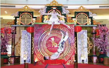  ?? CIPUTRA WORLD SURABAYA FOR JAWA POS ?? ATRAKSI MENANTANG: Oriental Arts Troupe dari Guangxi, Tiongkok, menyajikan perpaduan keindahan dan kelenturan gerak tubuh dengan kostum yang bertema oriental plus dekorasi yang unik.