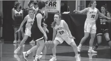  ?? Loleta Connell ?? Bryn Schwarz of South Loup defends against a Twin Loup player on Dec. 4 at Callaway. The Bobcats used good defense and hot shooting to win 59-17.