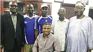  ??  ?? Dr. Olayinka Ayefele, with the 3SC Supporters’ Club during a courtesy visit to him in Ibadan