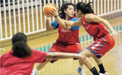  ??  ?? Jennifer O’Neill, con la bola, marcó 11 de sus 18 puntos en medio de un furioso avance14-0 de Puerto Rico a finales del tercer cuarto, pero Cuba resistió y consiguió la cerrada victoria en Edmonton.