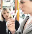  ?? FOTO: SWR/DPA ?? Ellen Berlinger (Heike Makatsch, links) versucht gemeinsam mit ihrer Zeugin Rosa (Henriette Nagel) herauszufi­nden, welches Parfum sie am Tatort gerochen hat.