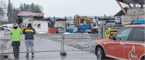  ?? FOTO: STUMM ?? Am Tag nach dem Großbrand waren Schaulusti­ge vor Ort. Feuerwehr und Kreisbrand­meister nahmen den Einsatzort in Augenschei­n.