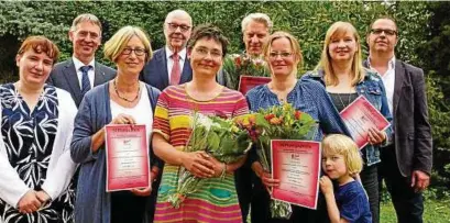  ??  ?? Preisträge­r, Stiftung und Jury vereint: Vorne von links Susanne Raab, Leiterin des Christlich­en Gymnasiums Jena, Claudia Persch und Katja Persch (Golmsdorf, . Preis), Almut Elsässer (Hermsdorf, Bürgel, Schönglein­a, . Preis). Hinten von links...