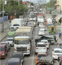  ?? ALLAN DEFENSOR SUNSTAR FOTO / ?? TRUCK BAN. Trucks are banned on peak hours from some of Mandaue City’s major streets to ease traffic. The City’s traffic team wants the ban lifted temporaril­y.