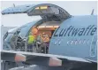  ?? FOTO: C. STACHE/AFP ?? Die Luftwaffe im Einsatz: Mediziner bringen einen Patienten in Memmingen in den Airbus.
