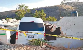  ?? ?? La camioneta en la que viajaban se impactó contra el muro de una casa en la ciudad de Guanajuato.