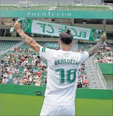  ??  ?? Darío Benedetto, jugador del Elche, saluda a su nueva afición durante su presentaci­ón.