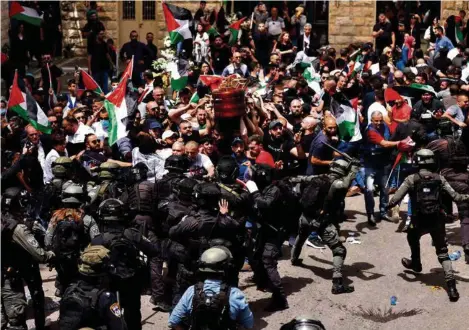  ?? (JÉRUSALEM, 13 MAI 2022/AMMAR AWAD/REUTERS) ?? La famille et les proches de la journalist­e Shireen Abu Akleh, tuée à Jénine, face aux coups de matraque de la police israélienn­e.