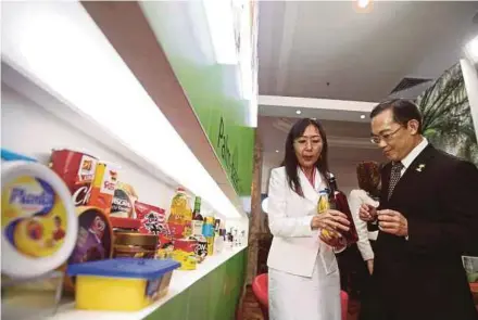  ?? PIC BY NURUL SHAFINA JEMENON ?? Primary Industries Minister Teresa Kok (left) and Malaysia Palm Oil Council chairman Datuk Lee Yeow Chor visiting a booth at the Palm Oil Trade Fair and Seminar 2018 in Nanjing, China, yesterday.