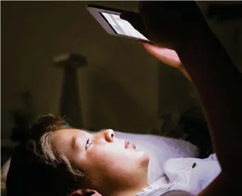  ?? FOTO: THINKSTOCK ?? Ein Junge liest abends im Bett auf einem Tablet.