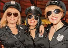  ??  ?? Diese jungen Damen hatten als Cop verkleidet sichtlich Spaß. Weitaus weniger unter haltsam war die Nacht für die echte Polizei.