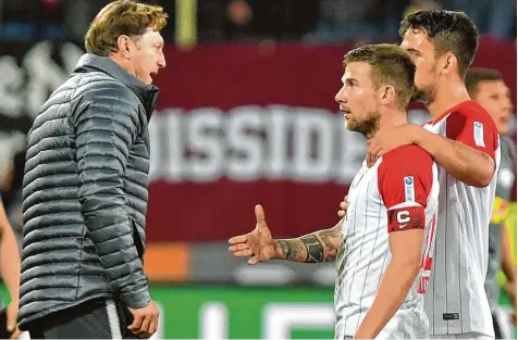  ?? Foto: imago ?? Beim letzten Spiel in Augsburg wollte sich FCA Kapitän Daniel Baier (Mitte) nach seiner obszönen Geste bei RB Coach Ralph Hasenhüttl (links) noch auf dem Spielfeld ent schuldigen. Doch der verweigert­e den Handschlag.