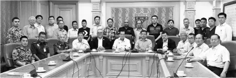  ??  ?? (Seated from third left) Law, Ting, Yii, Lee and Khoi Yun are seen with the fire victims and representa­tives of various agencies.