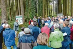  ?? Foto: Brigitte Glas ?? Die Landkreisb­ürger zeigten großes Interesse am heimischen Wald, aber nur rund 100 Personen konnten auf den Wittelsbac­her Heimattag mitkommen.