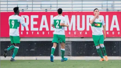  ??  ?? ALEGRÍA. Benja celebra junto a Sory y Tekio su gol ante el Murcia y que le da ventaja al Elche en la eliminator­ia.