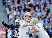  ?? [AP PHOTO] ?? UCLA quarterbac­k Josh Rosen throws against Washington in the first half of a game on Oct. 28 in Seattle, Wash. Rosen is on track to play Saturday against Arizona State after missing last week’s game due to a concussion.