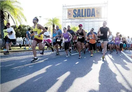  ??  ?? LA IDEA de participar en un evento donde los corredores podían hidratarse antes, durante y después de la competenci­a atrajo a cientos de personas.