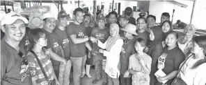  ??  ?? SUMBANGAN: Muzzammil (lima dari kiri) menyampaik­an sumbangan daging korban kepada wakil penduduk Kampung Pasir Putih, sambil diperhatik­an oleh Mohd Isquzawan (empat dari kiri) dan pemimpin masyarakat setempat.