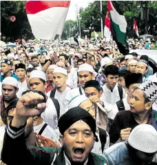  ?? Foto: Reuters ?? Statisícov­ý protest Proti guvernérov­i, známému jako Ahok, demonstrov­aly po několik týdnů statisíce konzervati­vních muslimů.