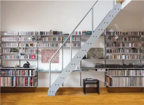  ??  ?? Above Dieter Rams designed the ‘620 Chair Programme’ for Vitsoe in 1962. Separate chairs can be arranged into a sofa.
Below The ‘606’ Universal Shelving System has evolved to house a library, stereo, lighting, art and objects.