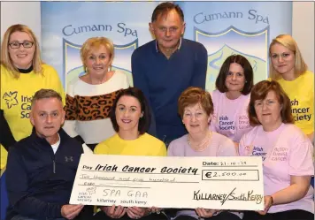  ?? Photo by Michelle Cooper Galvin ?? RIGHT: Elaine Moynihan (second from left) presenting €2,500 to Eugene O’Sullivan and Kathleen O’Shea of the Irish Cancer Society Killarney/ South Kerry with Margaret Doyle. BACK FROM
LEFT: Deirdre O’Sullivan Darcy, Kathleen Fleming, Mike Cronin, Susan Waters and Yvonne Jordan.