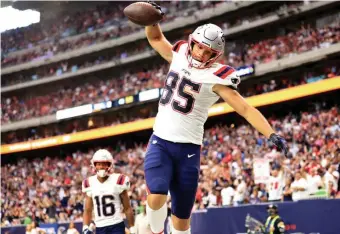  ?? GETTy IMAgES ?? PAY DIRT: Patriots tight end Hunter Henry celebrates a touchdown during the fourth quarter against the Houston Texans at NRG Stadium in Houston on Sunday.