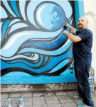  ??  ?? Aunque reside en Miami el pintor disfruta crear en Puerto Rico.
