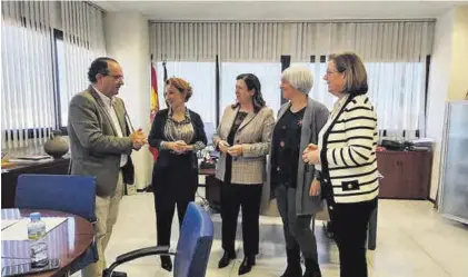 ?? EL PERIÓDICO ?? María Fernanda sánchez, Noblejas y Violeta Casado se reúnen con Estrella Martínez, directora del SEPAD.