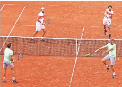  ?? FOTO: REUTERS/KAI
PFAFFENBAC­H ?? Andreas Mies (unten links) und Kevin Krawietz (unten rechts) im Finale der Doppelkonk­urrenz bei den diesjährig­en French Open gegen Jérémy Chardy (links) und Fabrice Martin aus Frankreich. Das deutsche Duo setzte
sich in zwei Sätzen durch.