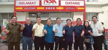  ??  ?? LIM (tiga dari kiri) pada majlis pembukaan pasar raya NSK ke-20 di Cheras.