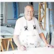  ?? FOTO: BARBARA STEINGIESS­ER ?? Günther Uecker in seinem Atelier, das 400 Quadratmet­er misst und mit diversen Arbeitsute­nsilien vollgestop­ft ist.